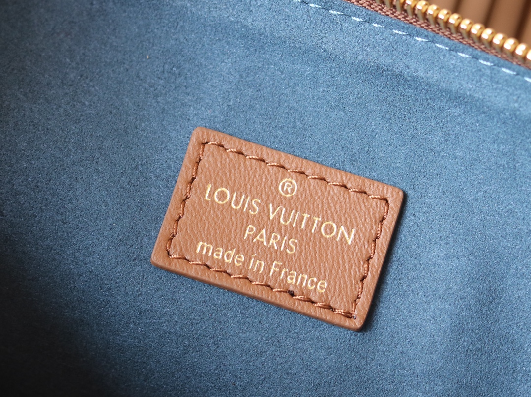 Louis Vuitton Coussin PM Shoulder Bag - Image 9