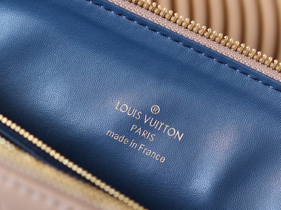 Louis Vuitton Coussin Medium Handbag - Image 9