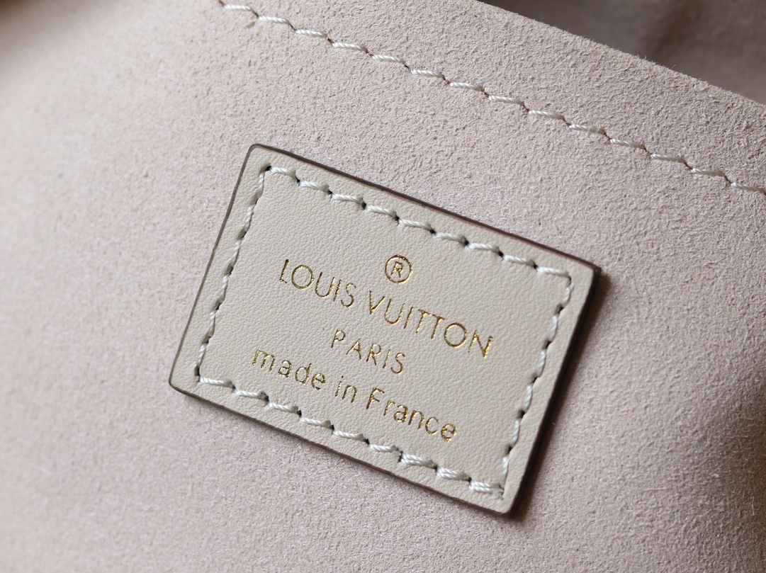Louis Vuitton OnTheGo Small Tote Bag in Giant Monogram Leather - Image 9