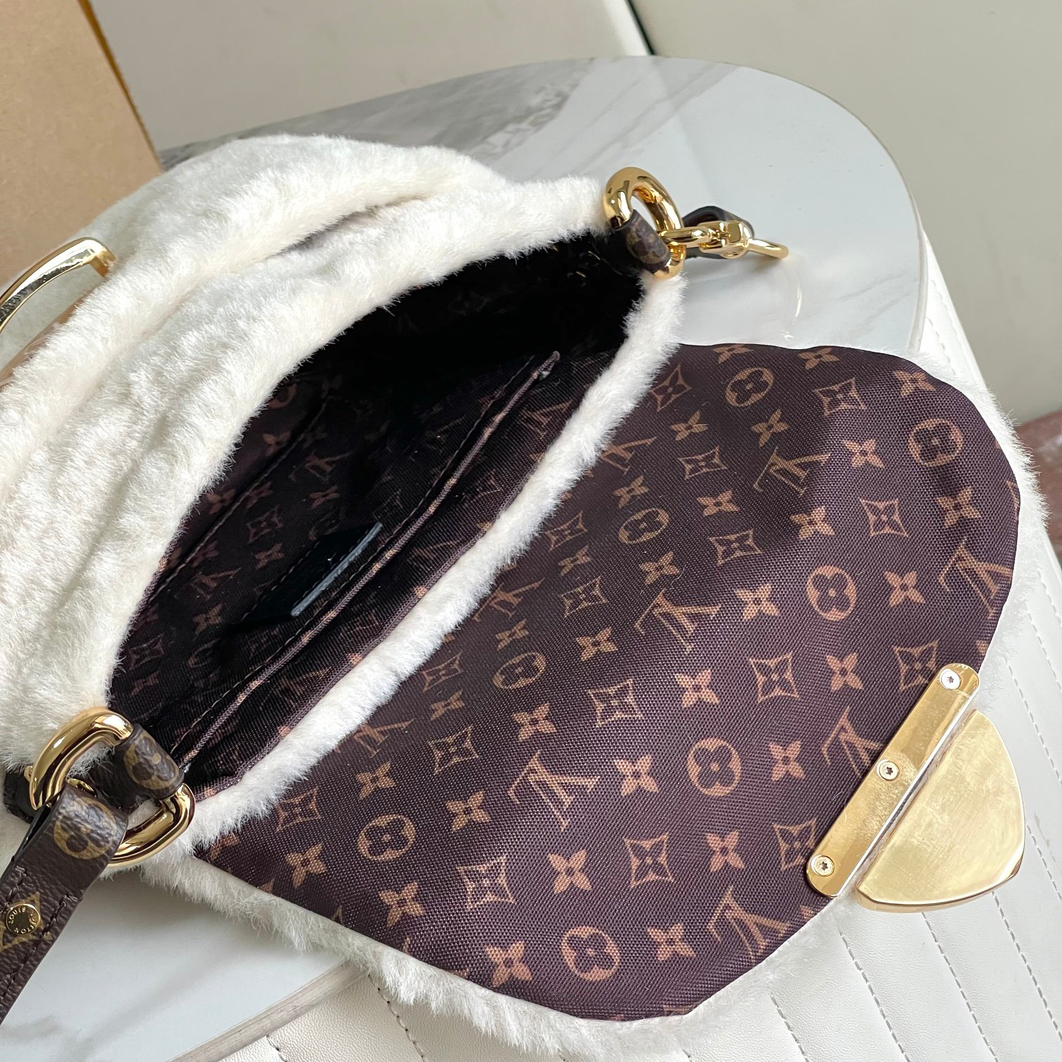 Louis Vuitton Sunset Bag in Ivory Shearling - Image 9