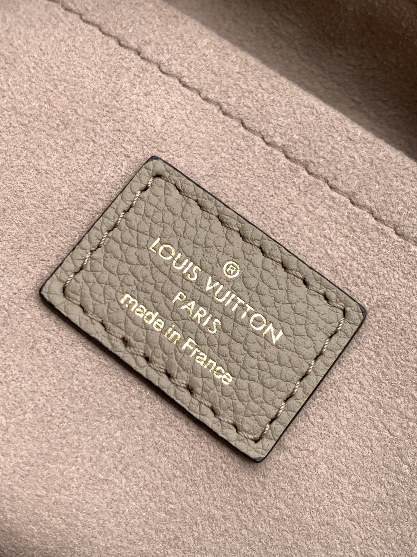 Louis Vuitton OnTheGo Small Handbag in Giant Monogram Leather, Model M23641 - Image 9