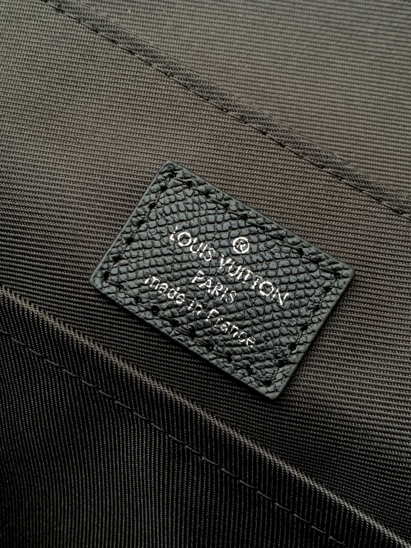 Louis Vuitton District Small Messenger Bag M30850 - Image 9