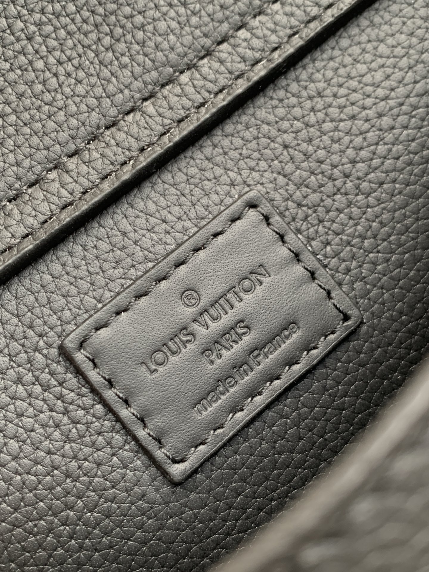 Louis Vuitton LV Aerogram Leather Shoulder Bag M57081 - Image 9