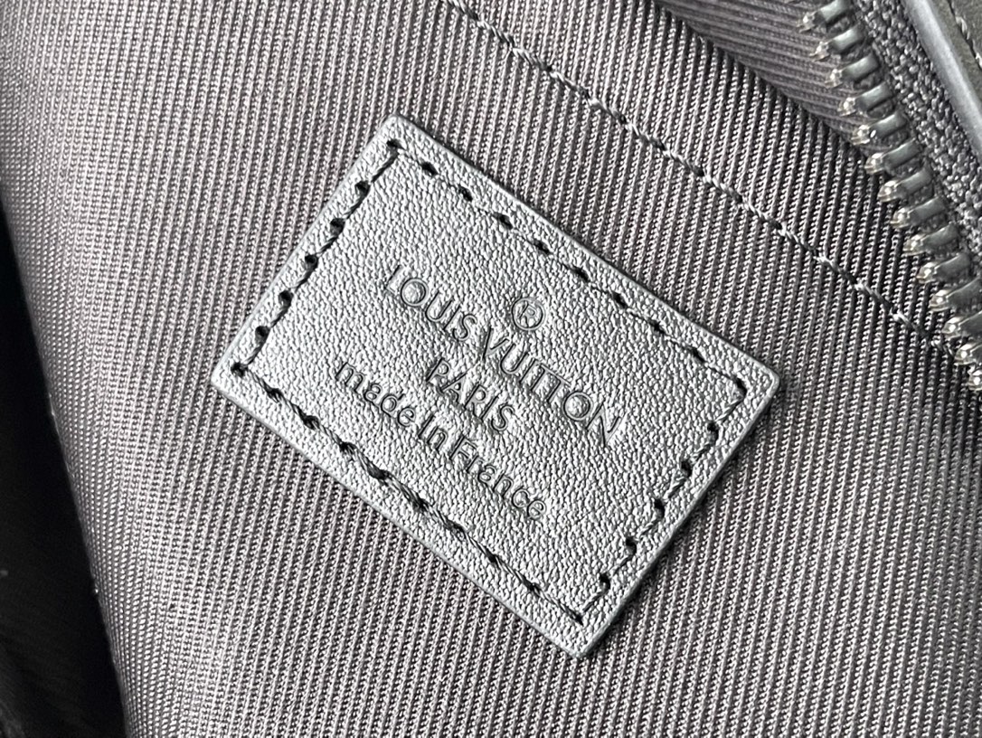 Louis Vuitton Fastline Leather Messenger Bag M22482 - Image 9
