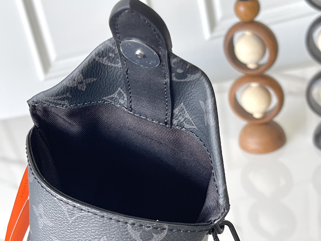 Louis Vuitton M11613 Envelope Pouch in Monogram Eclipse Canvas - Image 9
