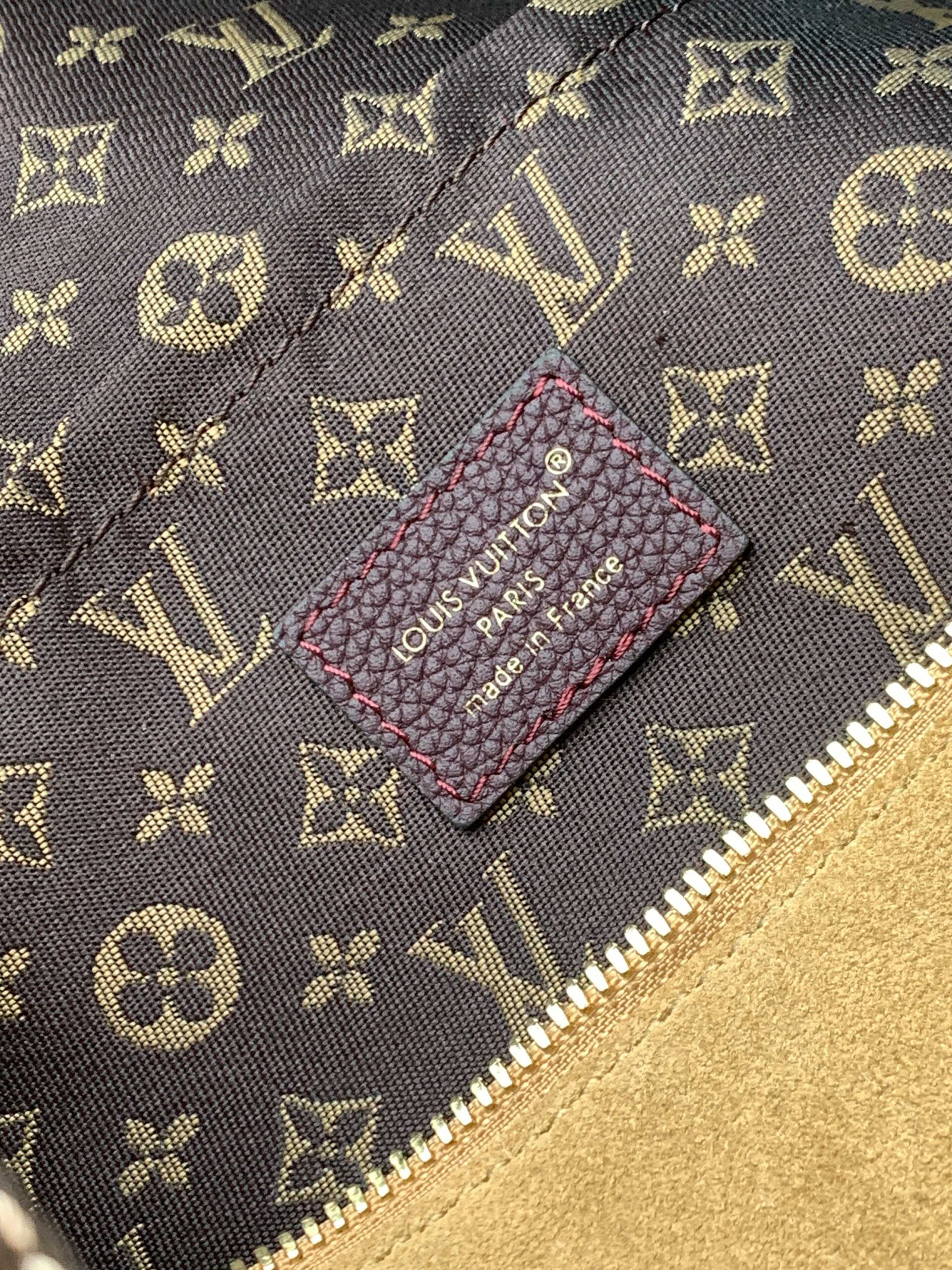 Louis Vuitton Express Medium Handbag - Image 9