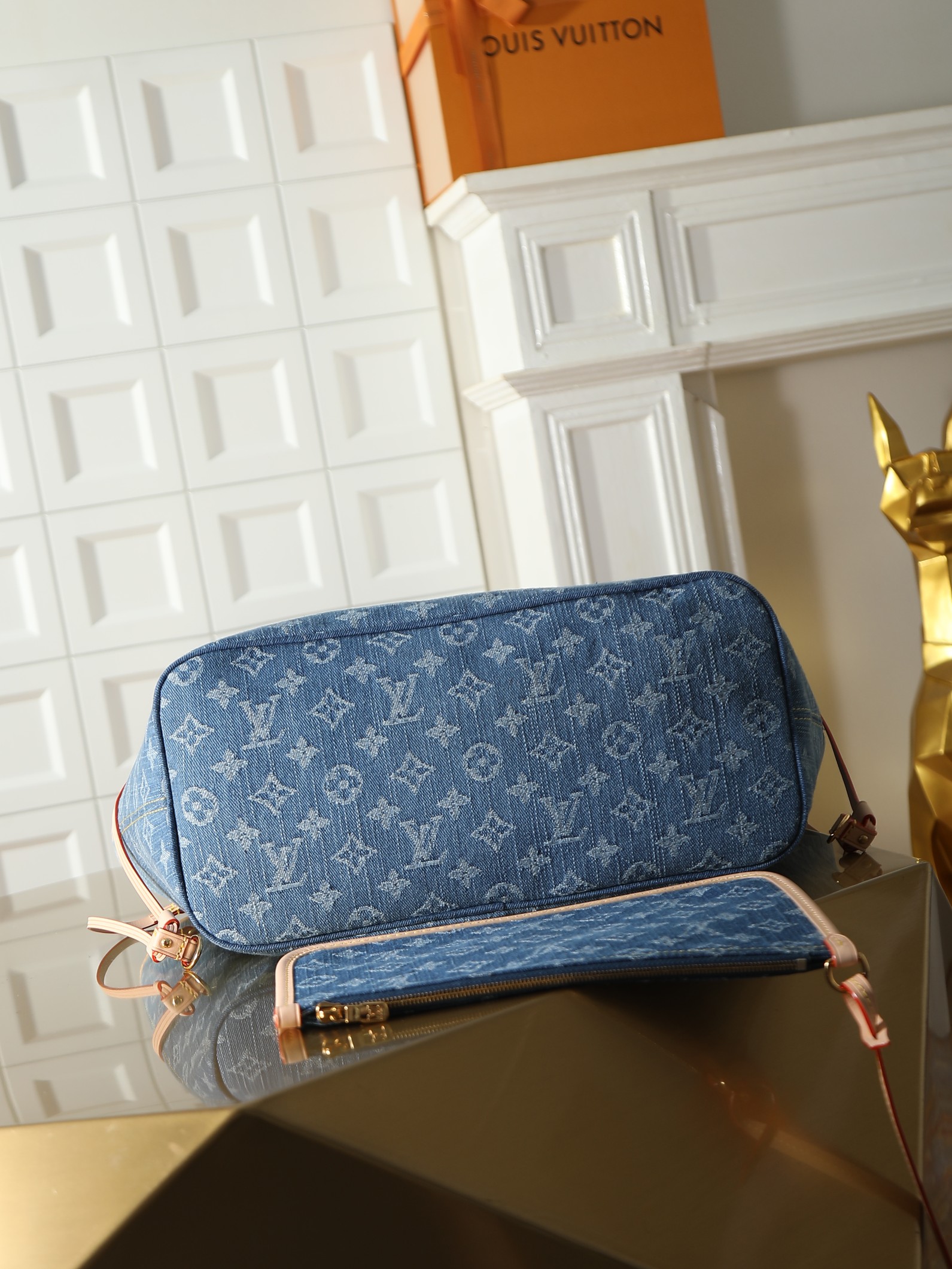 Louis Vuitton Neverfull MM Monogram Canvas Tote Bag - Image 9