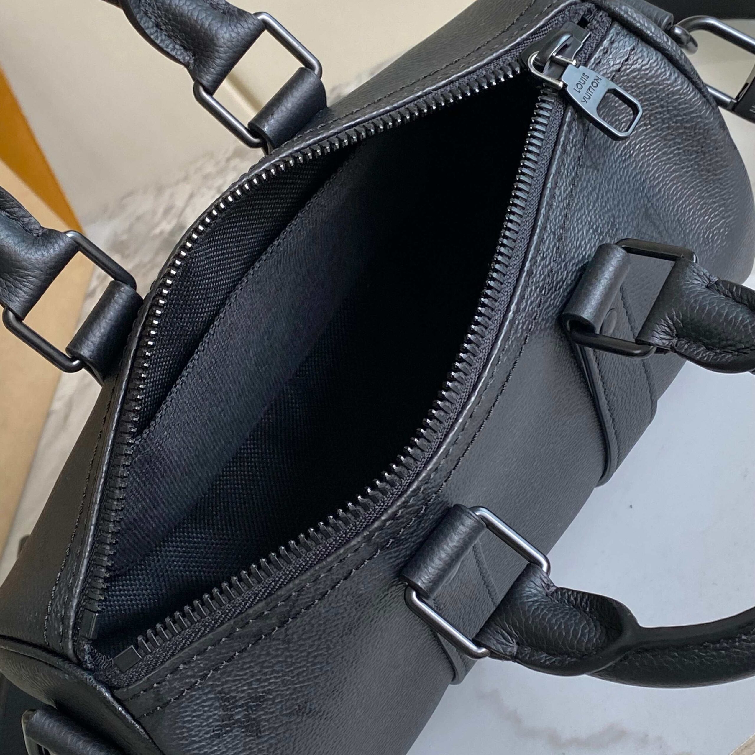 Louis Vuitton Keepall Bandoulière 25 Travel Bag in Monogram Midnight Coated Canvas - Image 9