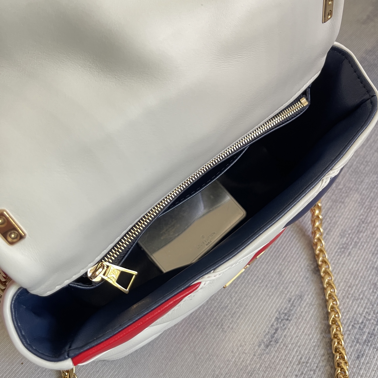 Louis Vuitton GO-14 Medium Handbag - Image 9