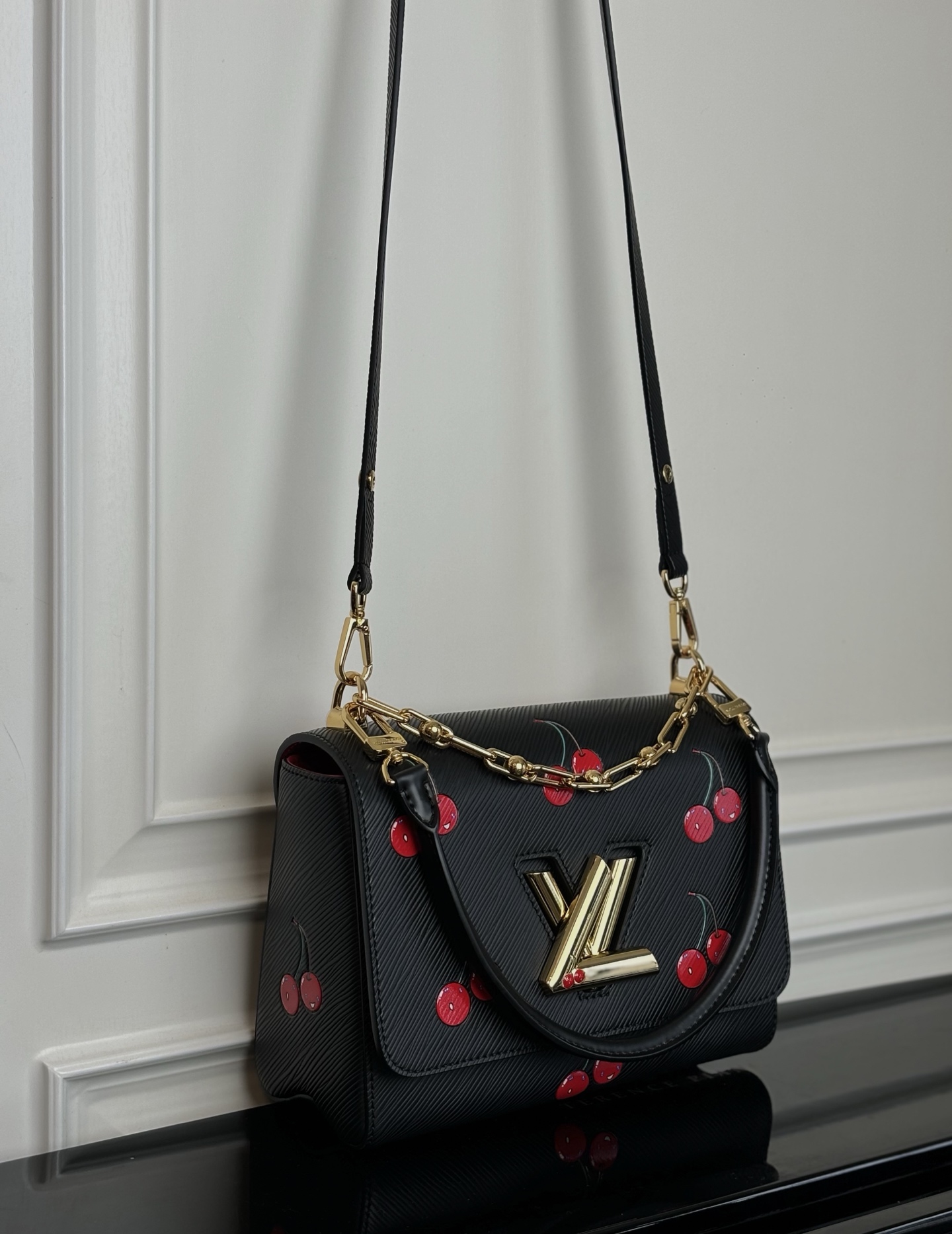 Louis Vuitton Twist Medium Handbag in Black Epi Leather - Image 9