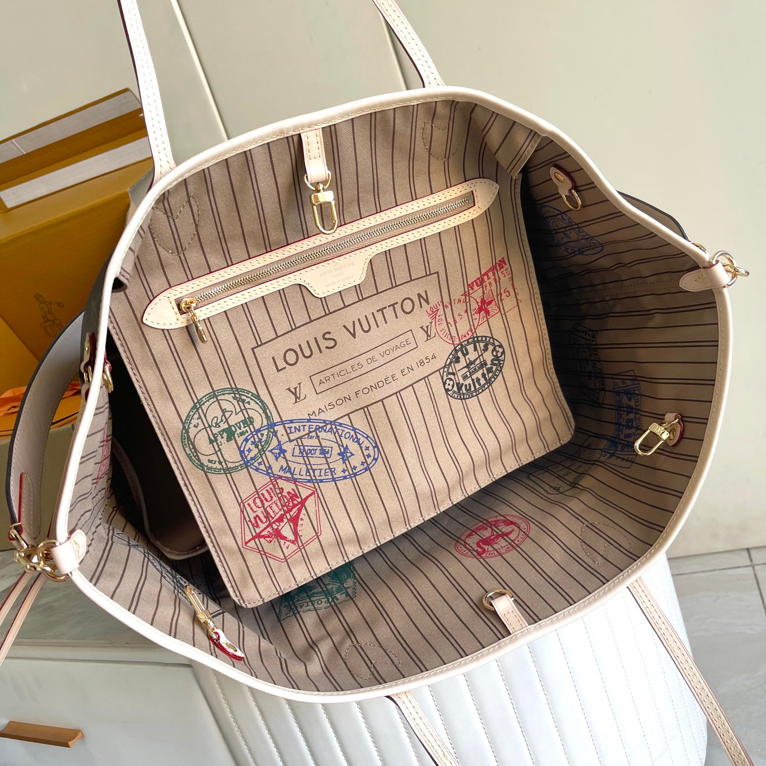 Louis Vuitton Neverfull Bandoulière Inside Out GM Tote Bag - Image 9