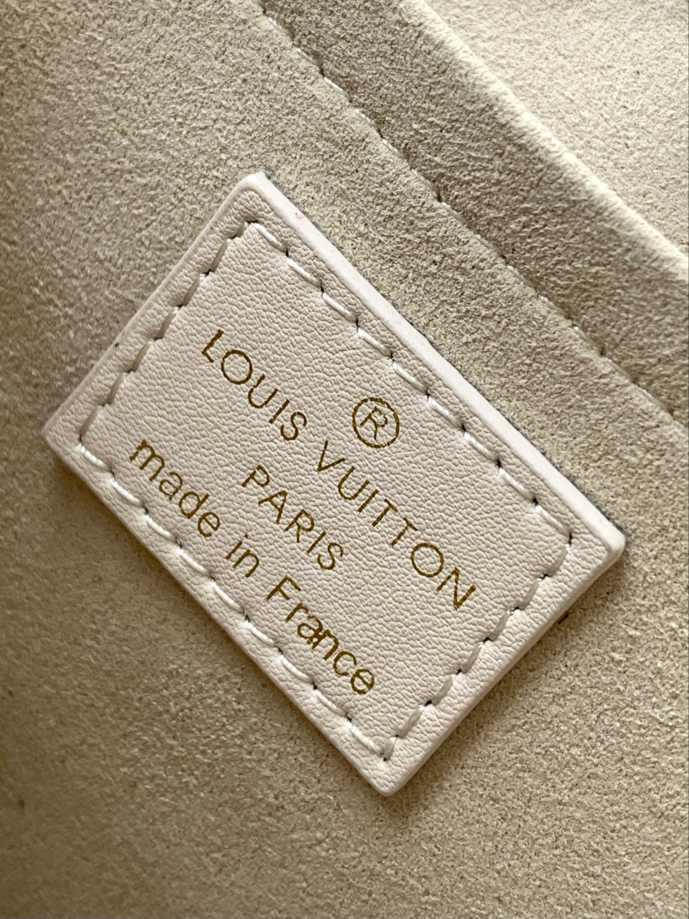Louis Vuitton Hold Me Handbag in New Wave Quilted Leather - Image 9