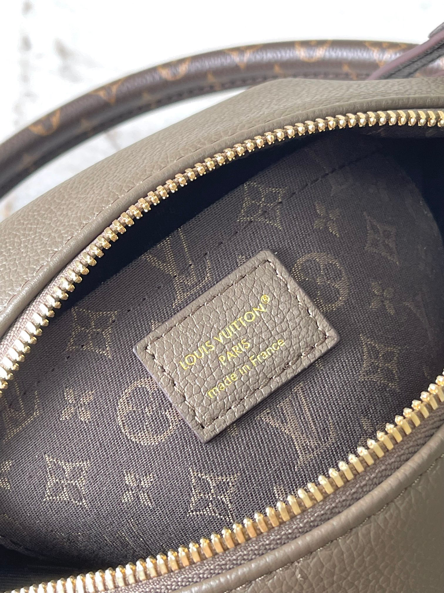 Louis Vuitton Express Small Handbag - Image 9