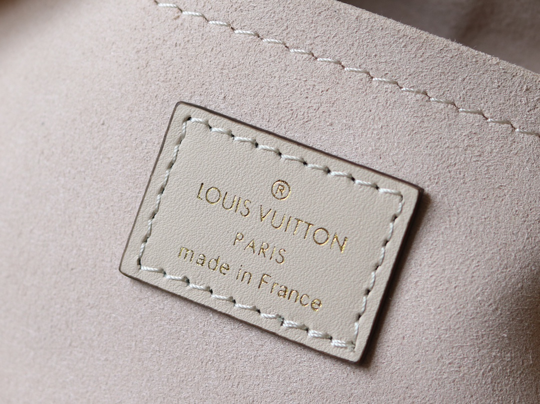 Louis Vuitton OnTheGo Small Tote Bag in Giant Monogram Leather - Image 9