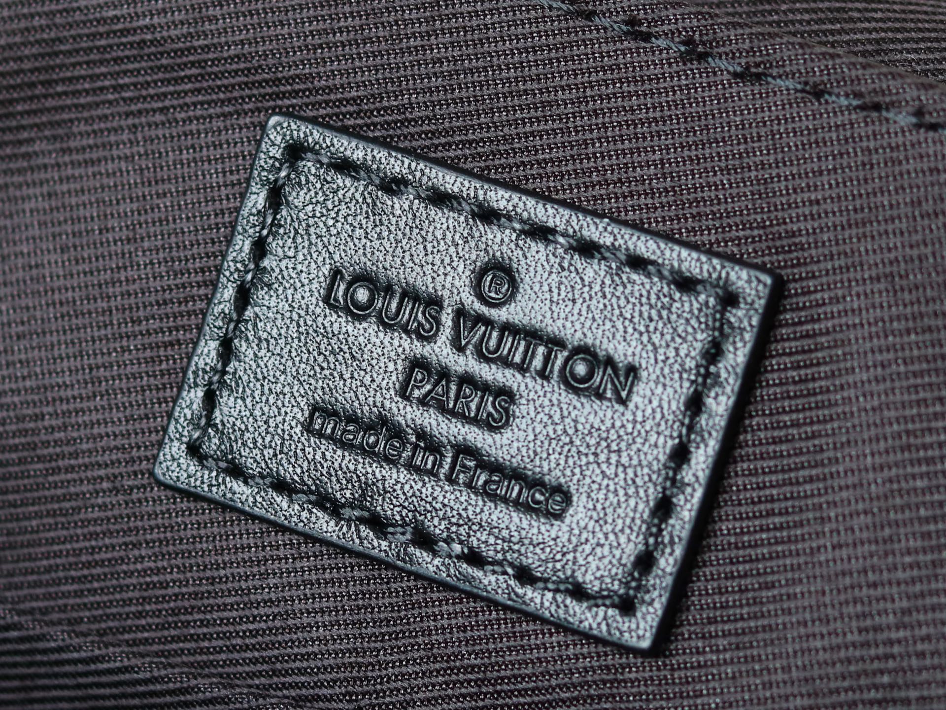 Louis Vuitton Aerogram Leather Messenger Bag - Image 9