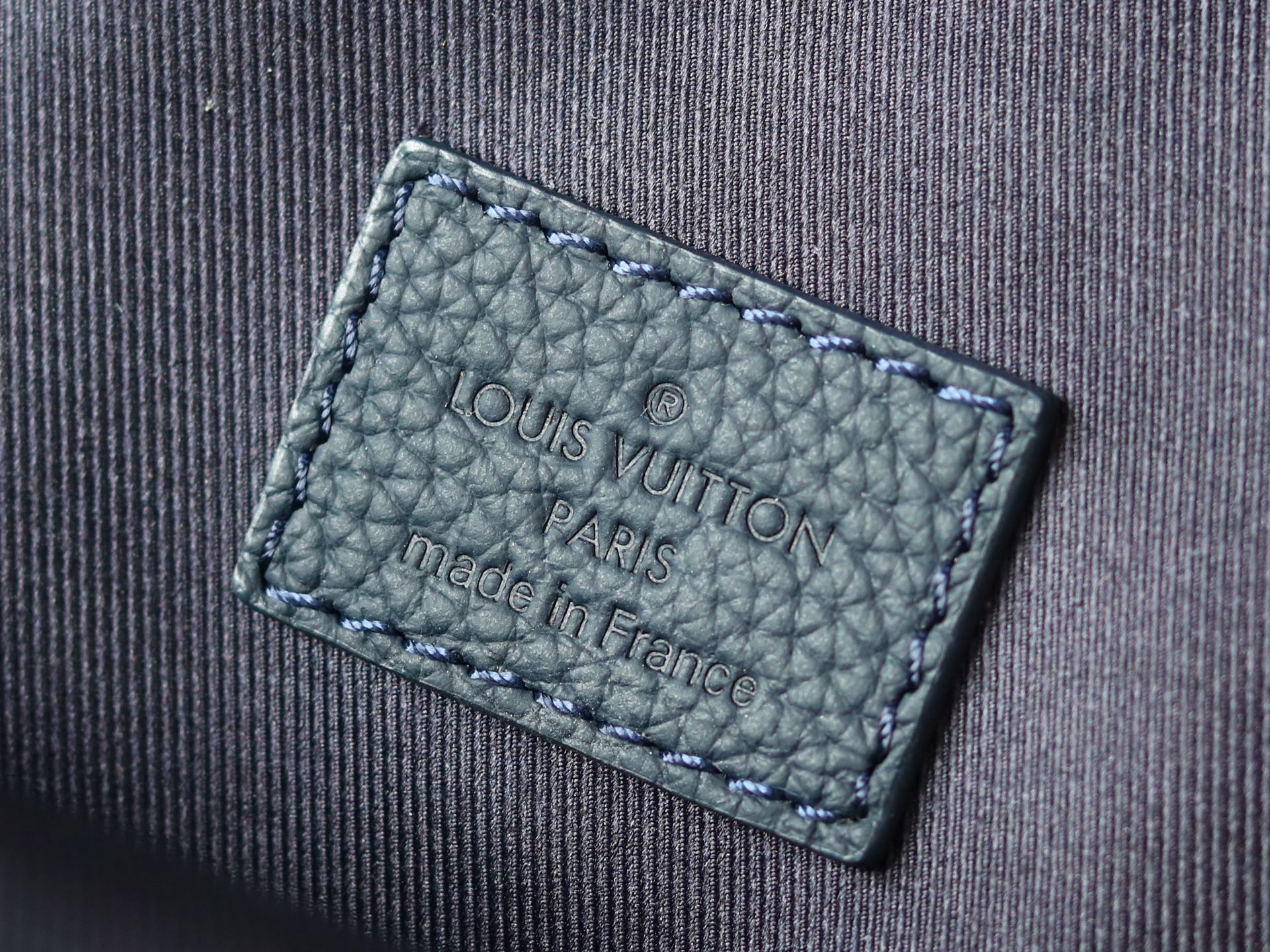Louis Vuitton Avenue Sling Bag PM in Navy Blue Leather - Image 9