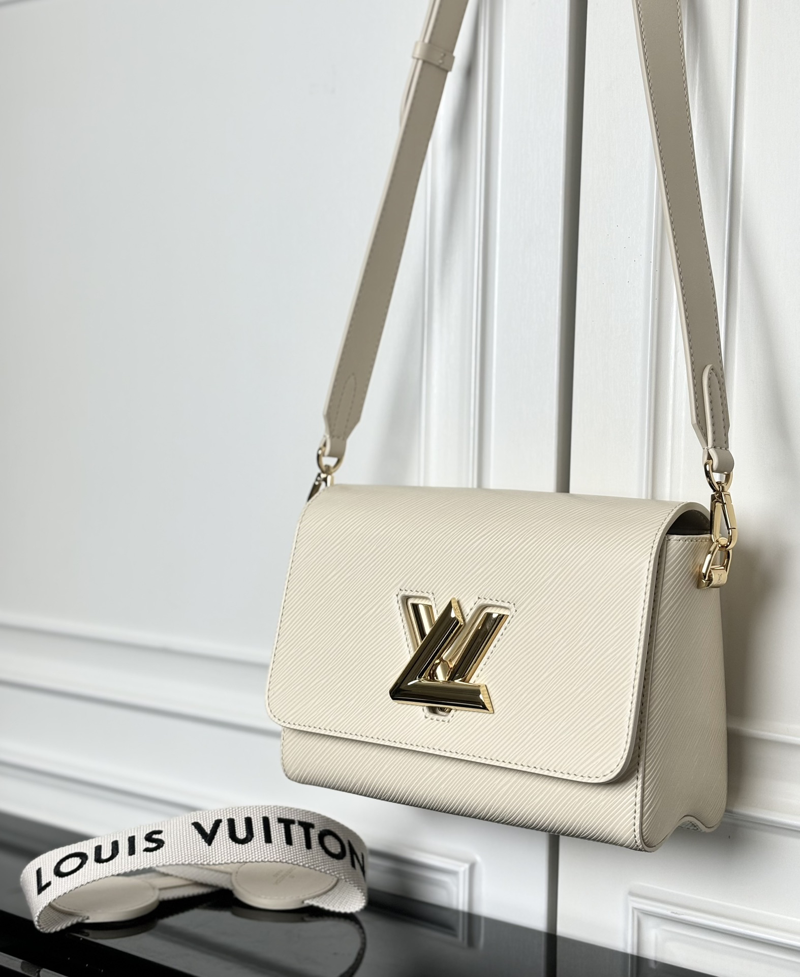 Louis Vuitton Twist Medium Crossbody Bag in White Epi Leather - Image 9