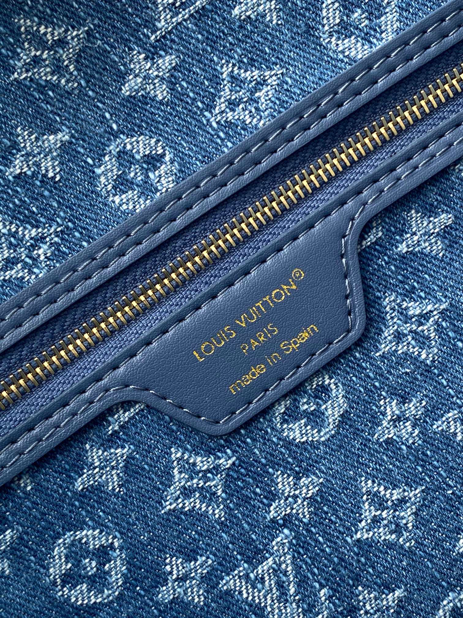 Neverfull MM Tote Bag with Denim-Blue Trim - Image 9