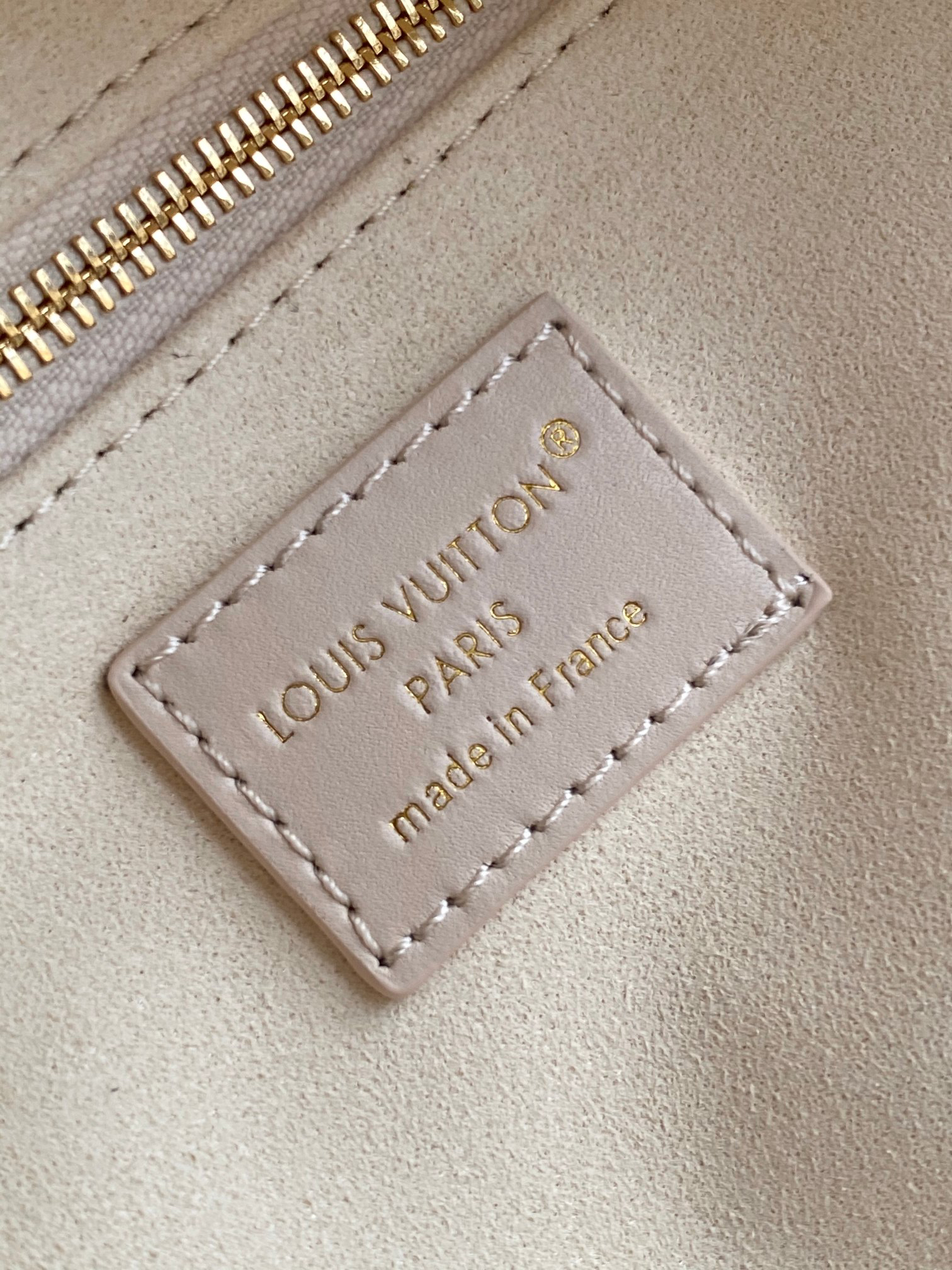 Louis Vuitton OnTheGo Small Handbag M25770 in White Gradient Leather - Image 9