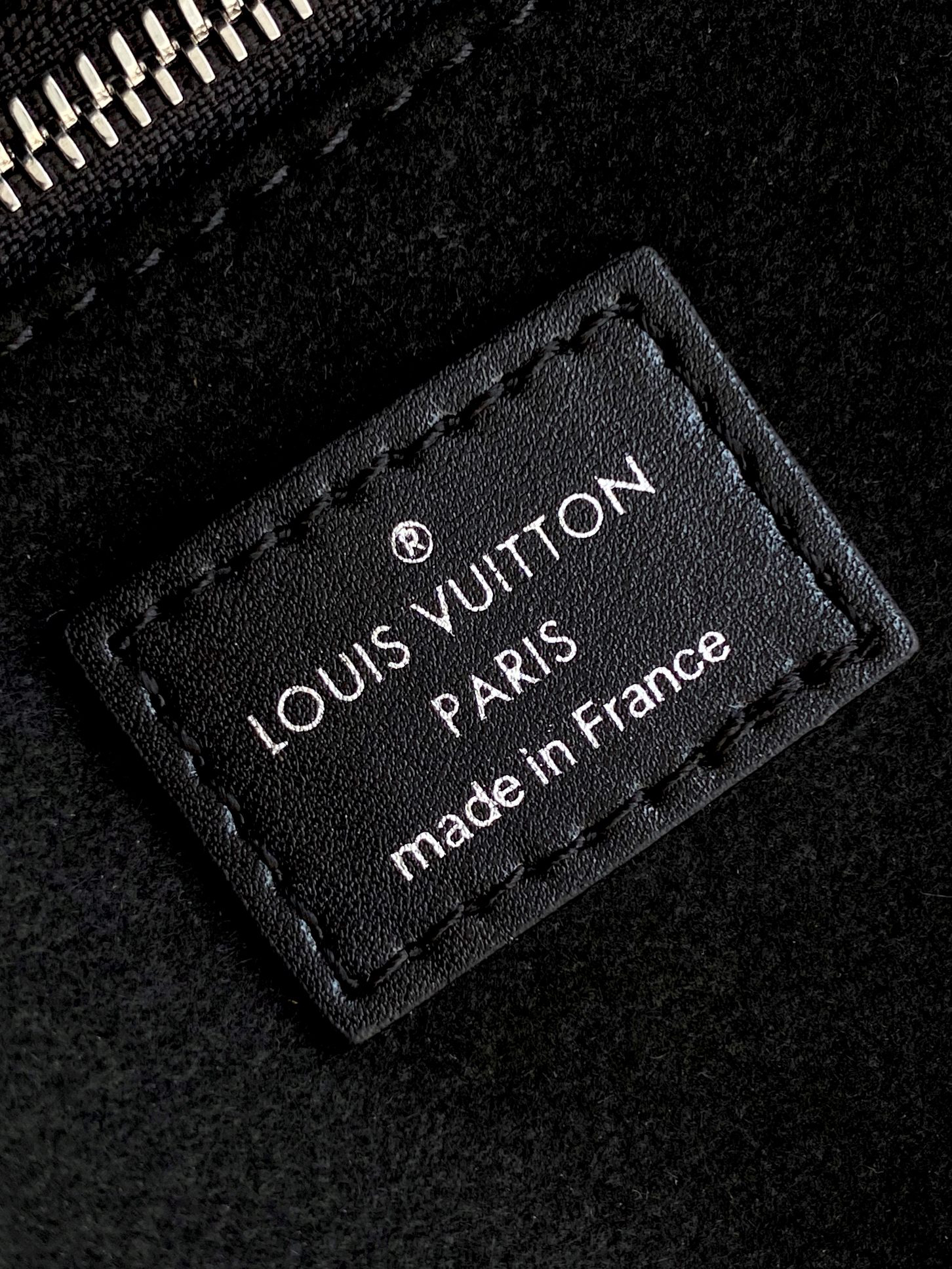 Louis Vuitton OnTheGo Small Handbag in Monogram Bold Leather - Image 9