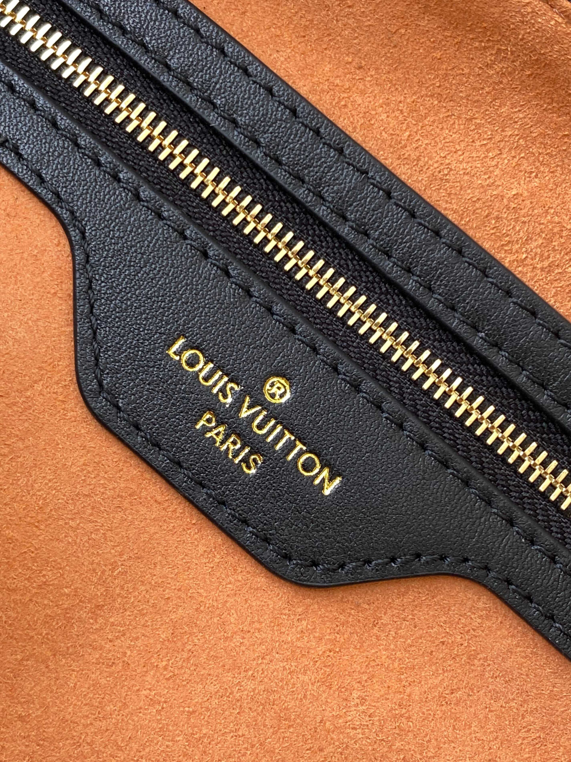 Louis Vuitton Speedy Soft 30 Handbag - Image 9