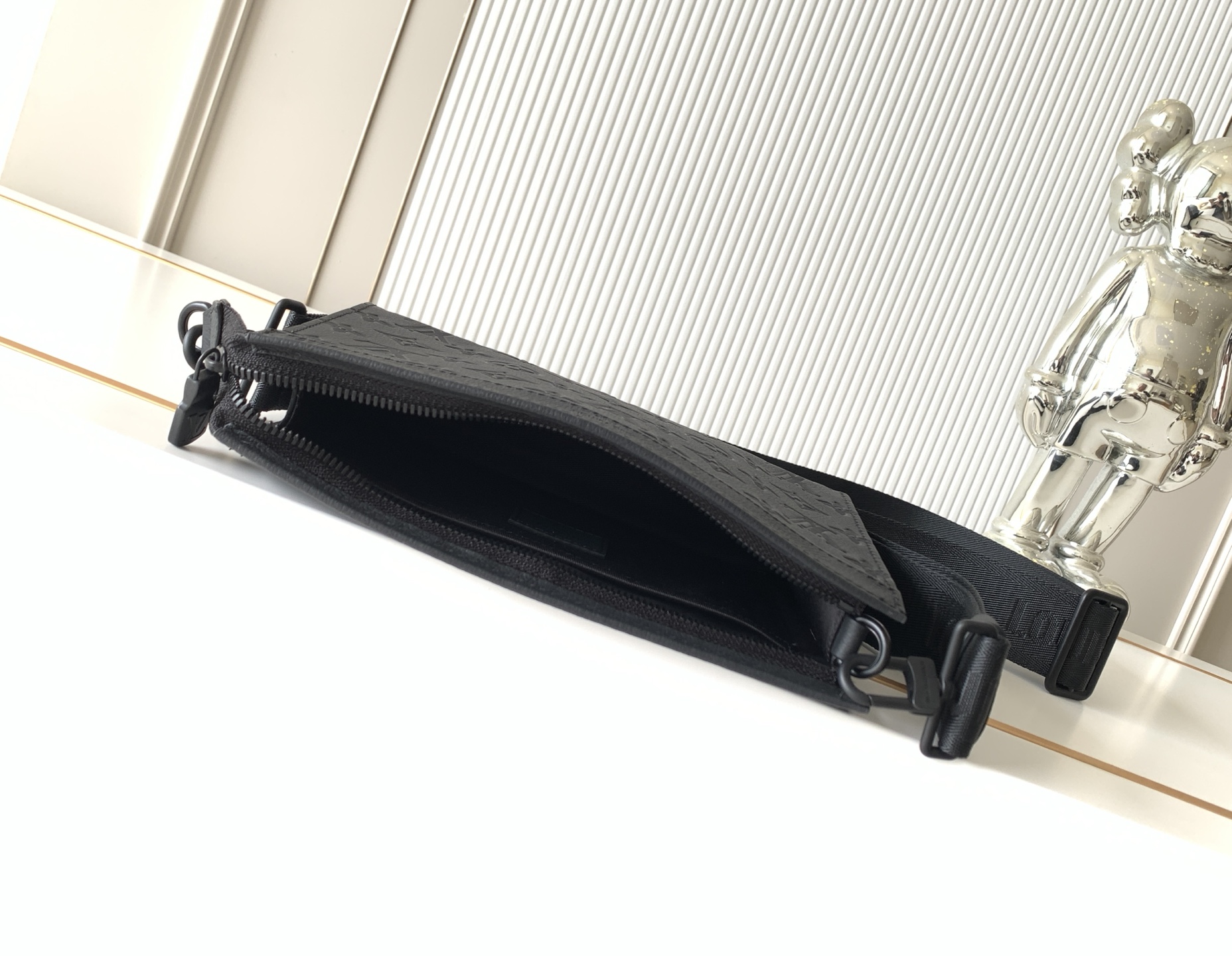 Louis Vuitton Gaston Wearable Wallet Pochette Voyage M81115 - Image 9