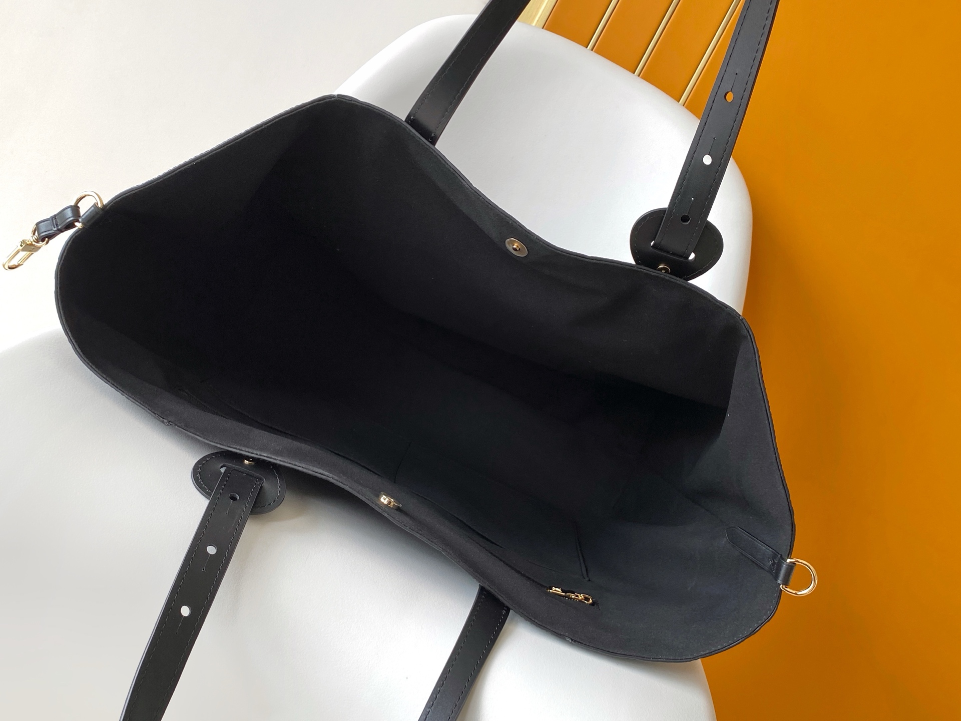 Louis Vuitton All In One MM Handbag - Image 9