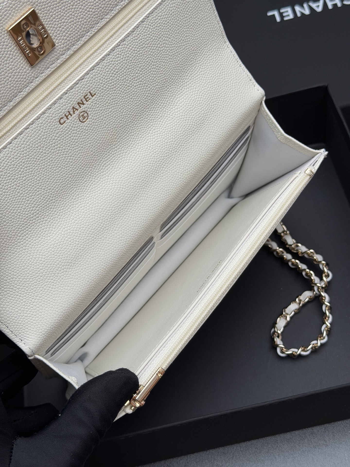 26C WOC Pearl-Handle Chain Bag - Image 9