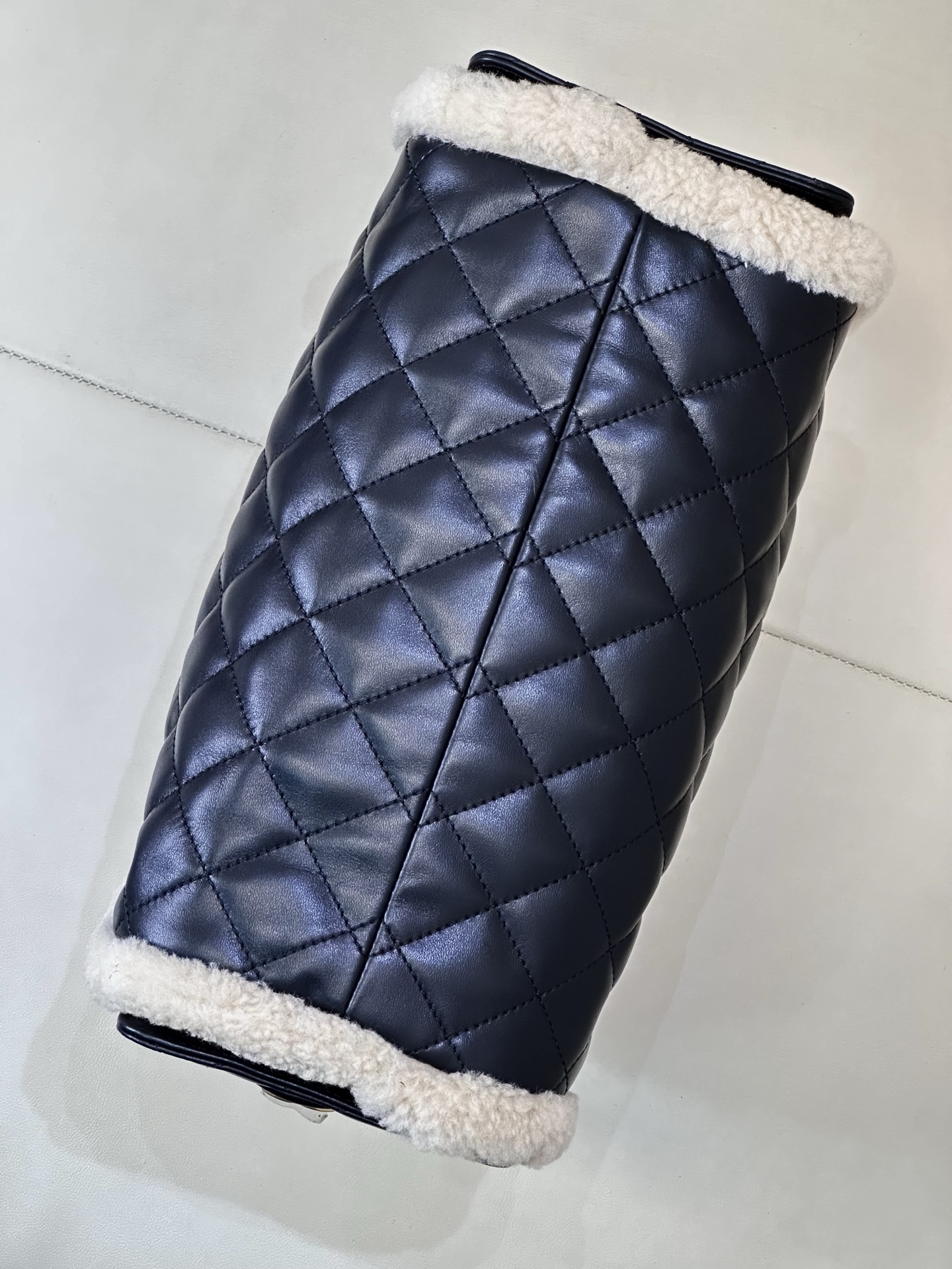 Chanel 25 Lambswool Hobo Handbag - Image 9