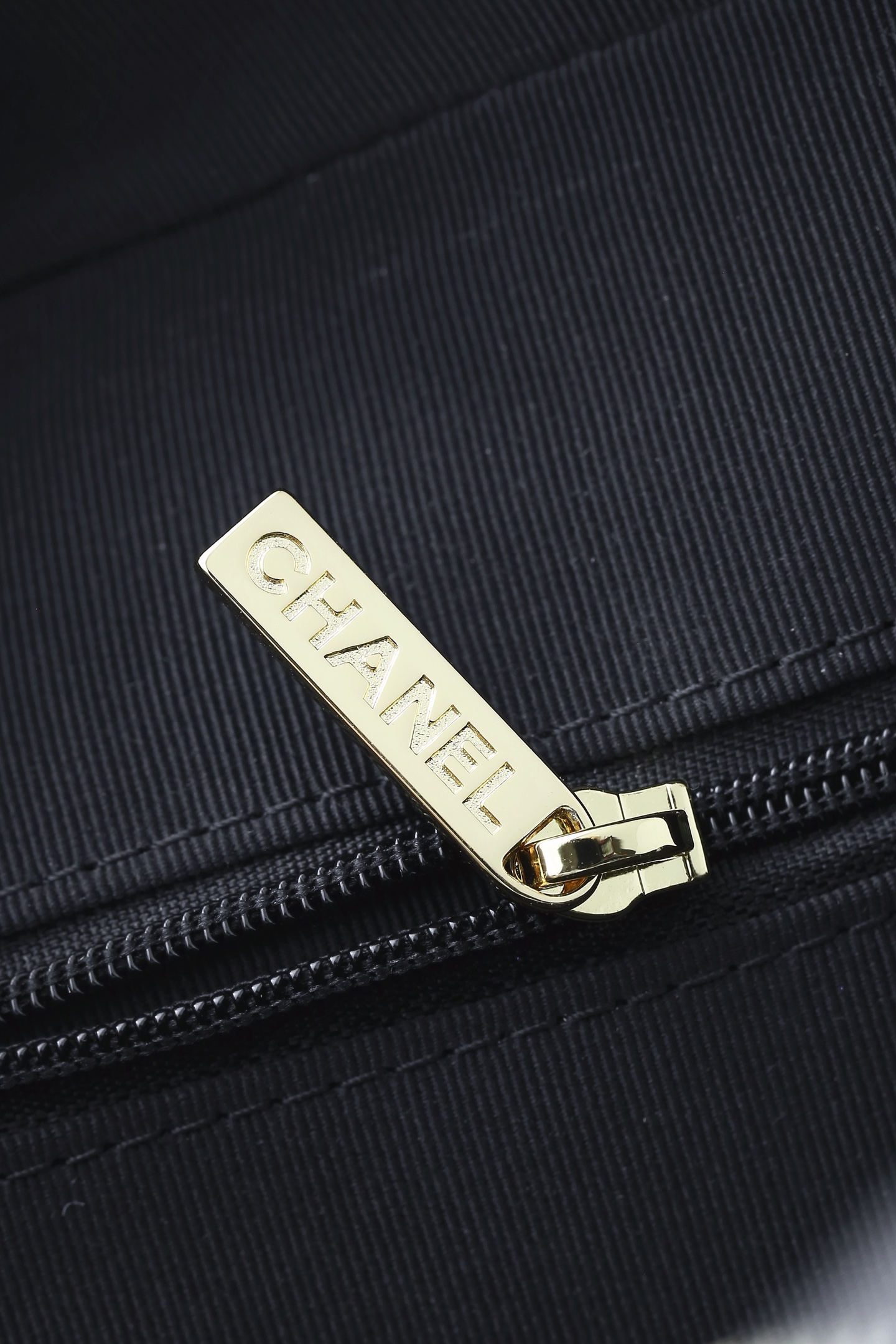 CHANEL 20996 Vintage Caviar Leather Bowling Bag - Image 9