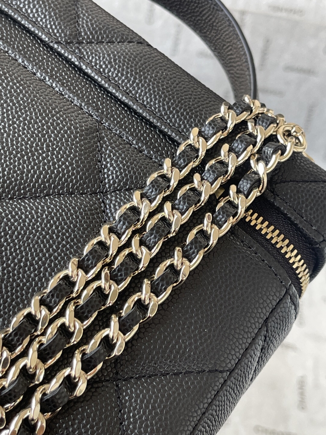 Chanel A4936 Diamond-Pattern Lunchbox Bag - Image 9