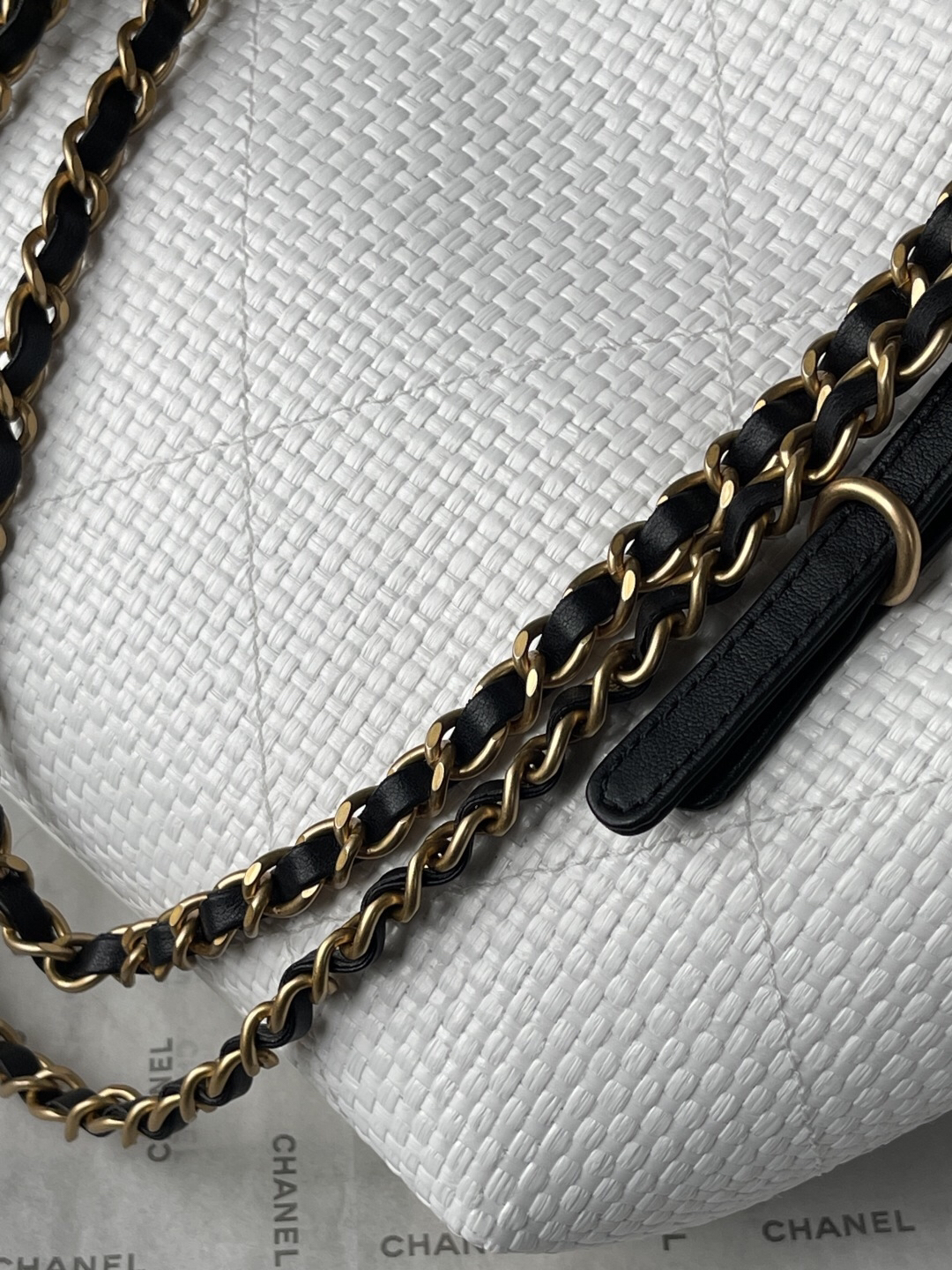 Chanel 25S Maxi Hobo Straw and Leather Tote Bag - Image 9