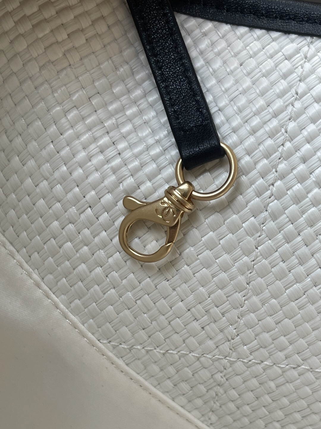 Chanel 25S Maxi Hobo Straw and Leather Tote Bag - Image 9