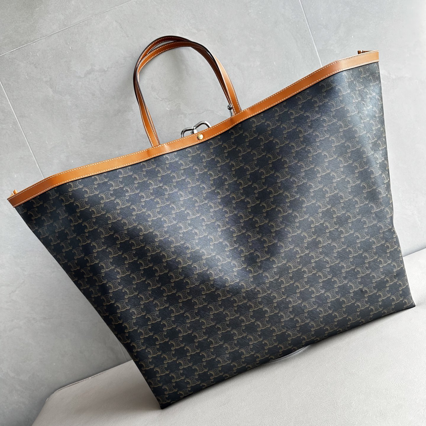 FLAT SHOER Logo-Print Leather Tote Bag - Image 9