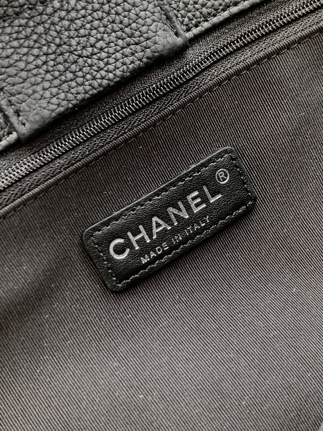 Chanel Cerf Medium Tote Bag - Image 9