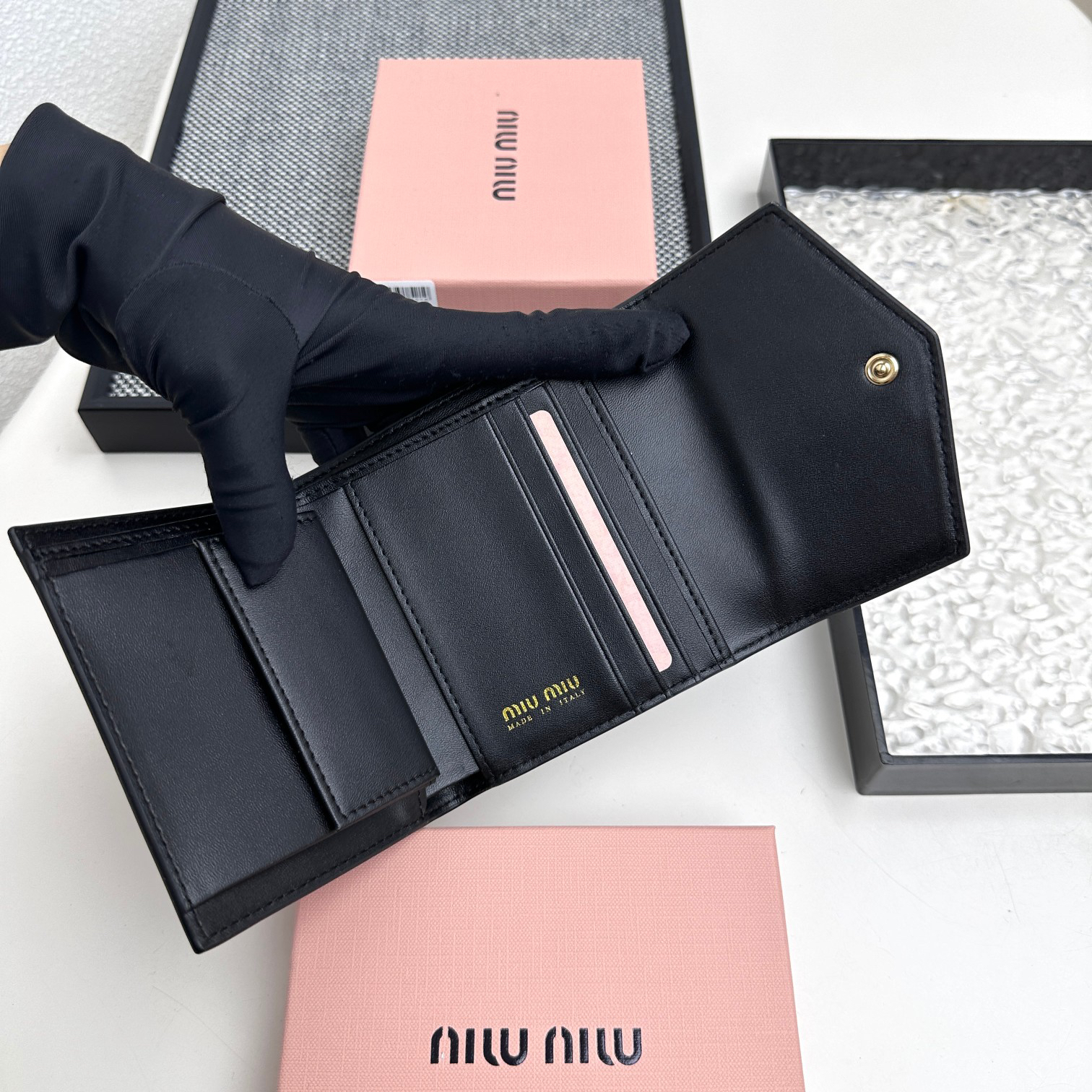 Miu Miu Trifold Leather Wallet - Image 9