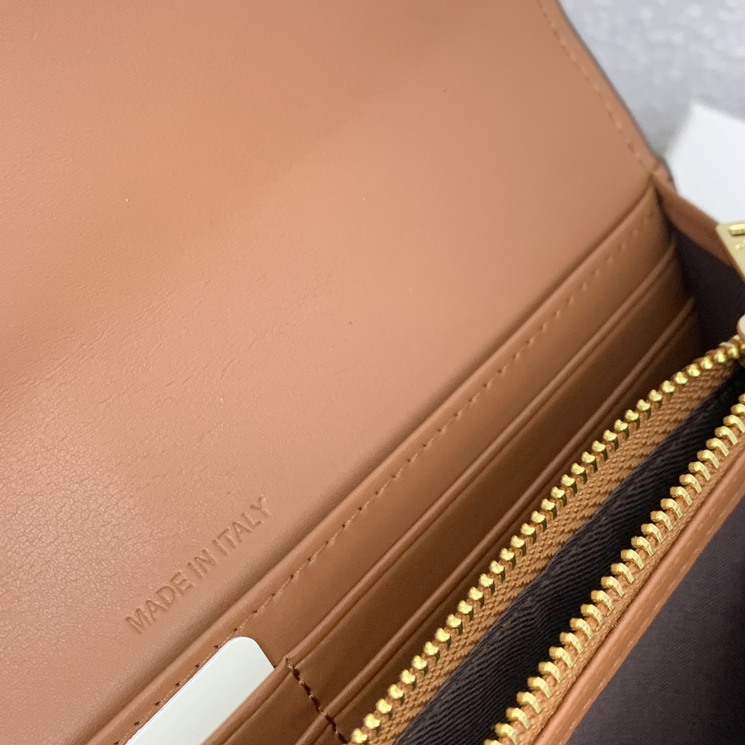 Triomphe 16 Cowhide Leather Wallet - Image 9