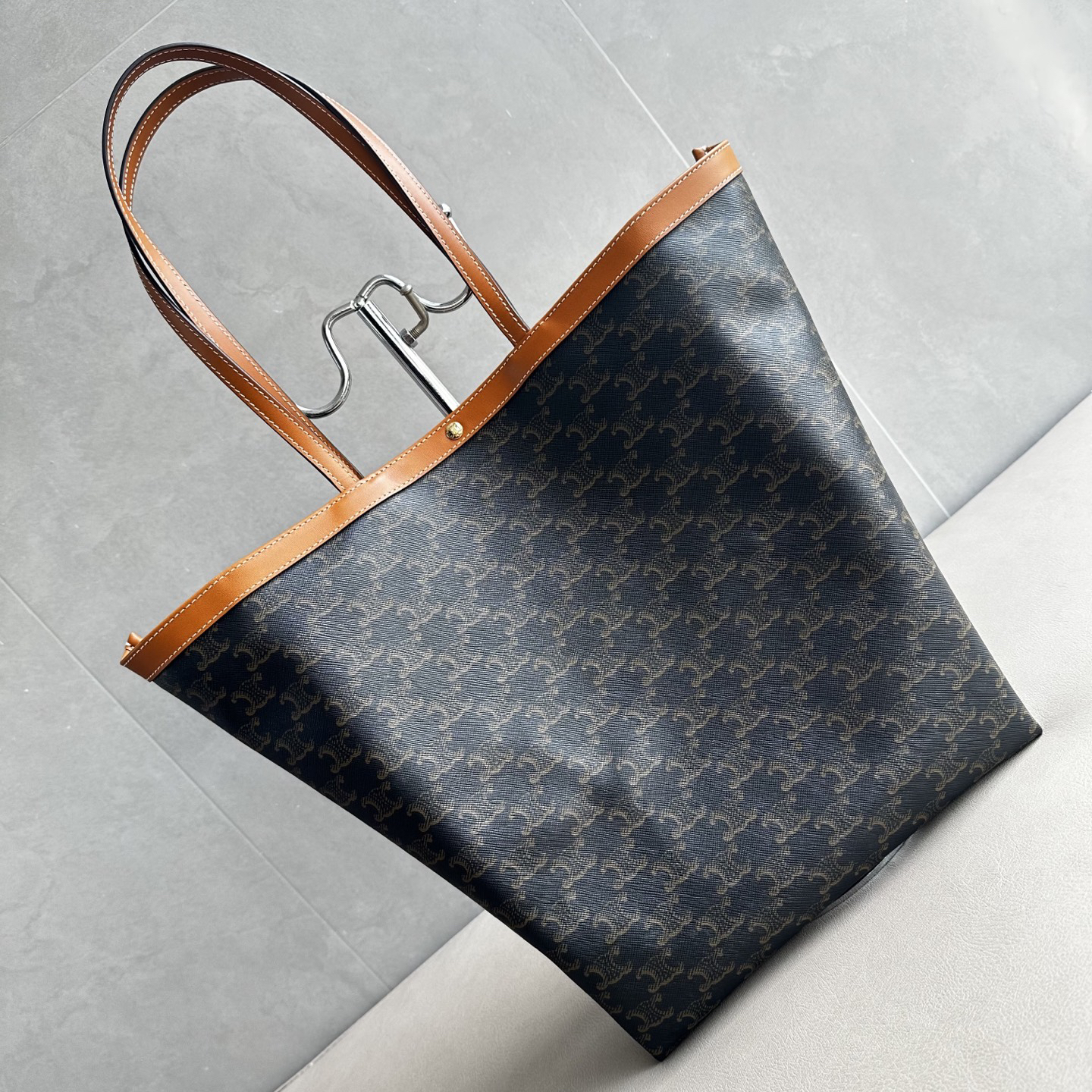 FLAT SHOER Logo-Print Leather Tote Bag - Image 9