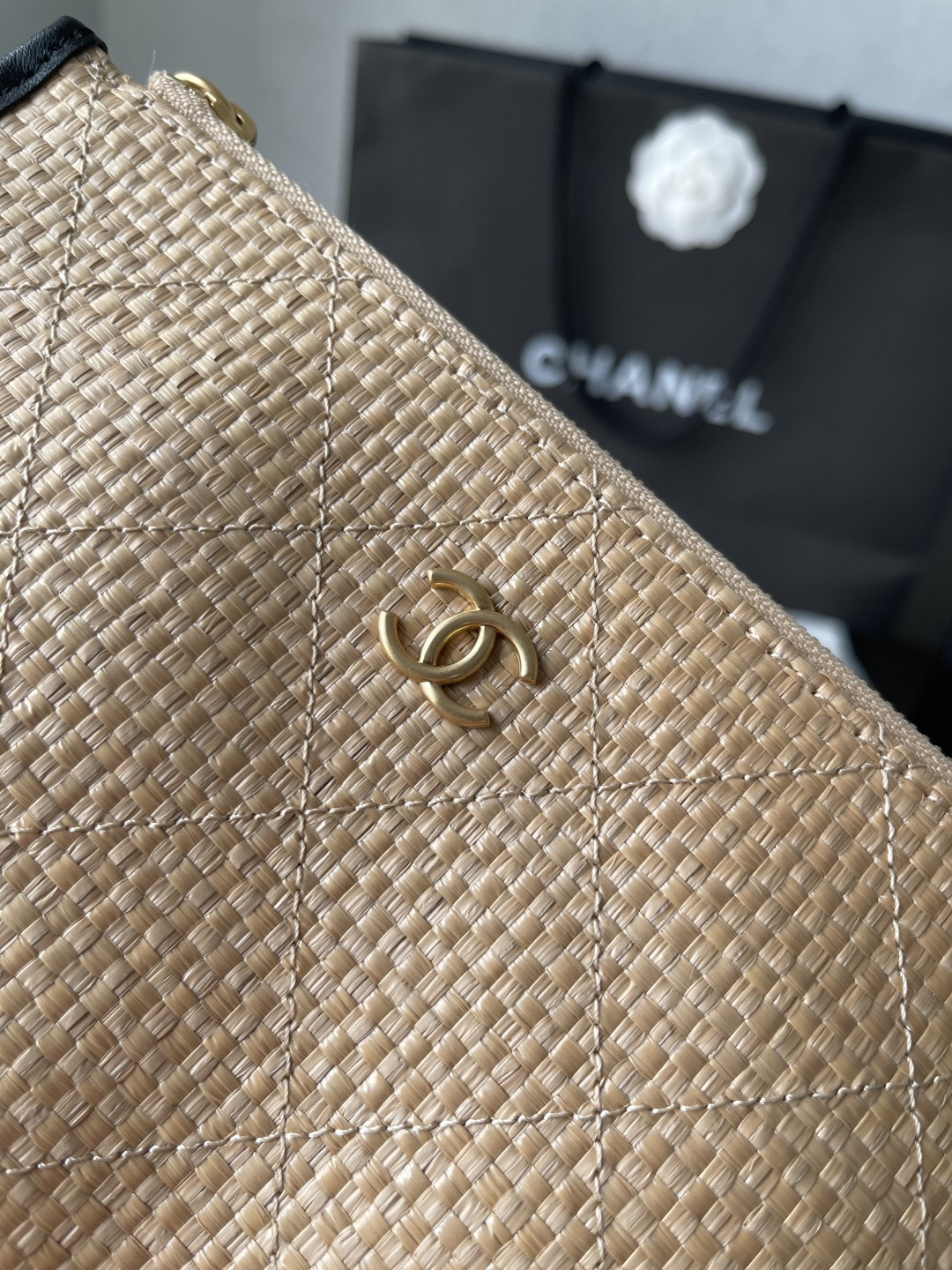 Chanel 25S Maxi Hobo Straw and Leather Tote Bag - Image 10