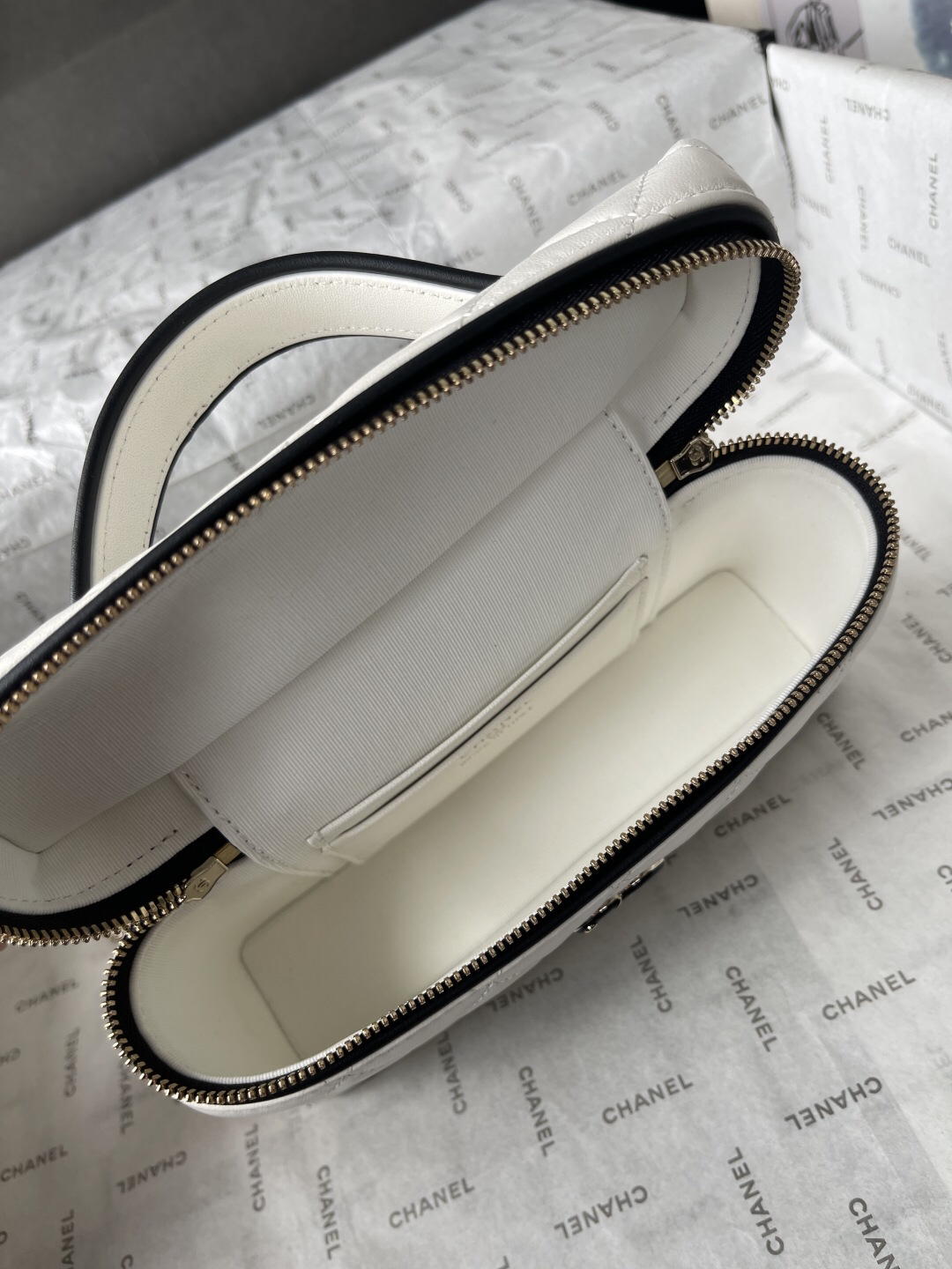 Chanel Panda Motif Small Box Bag - Image 10