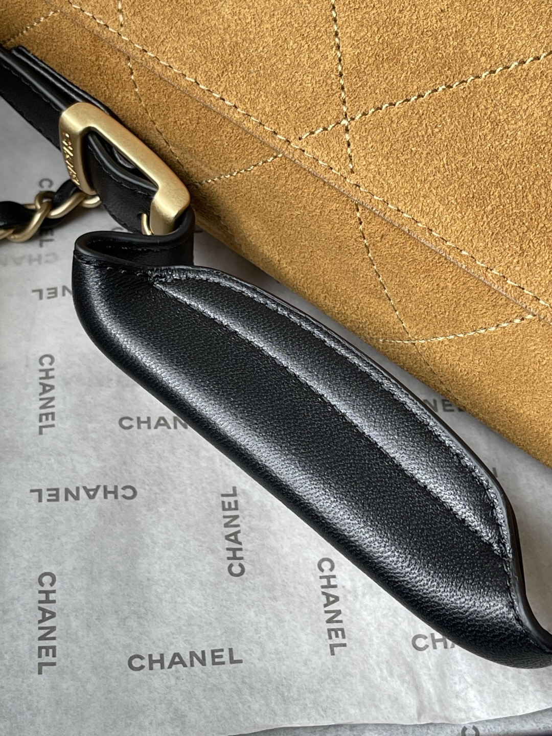 Chanel 25A AS5637 Hobo Bag in Suede - Image 10