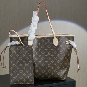 Louis Vuitton Neverfull MM Tote Bag in Damier Ebene