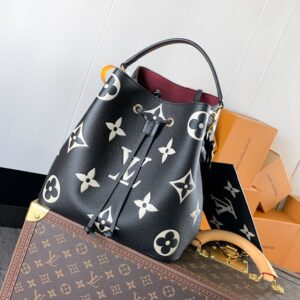 Louis Vuitton NeoNoe MM Bucket Bag in Embossed Grained Cowhide