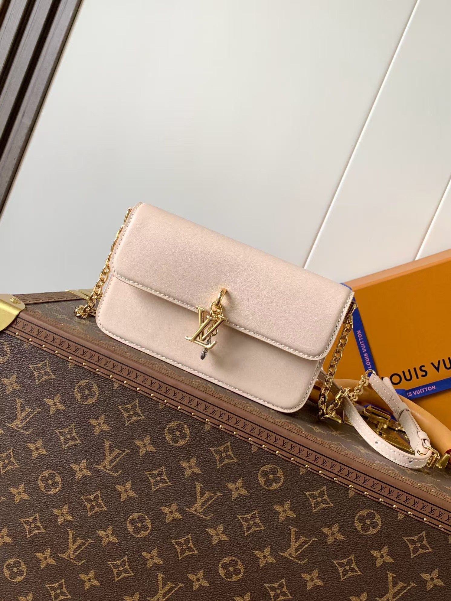 Louis Vuitton LV Bloom Wallet On Chain M14581