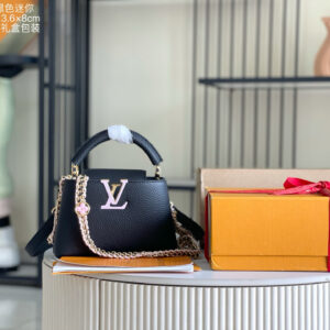 Louis Vuitton Capucines Leather Handbag M29438