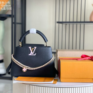 Louis Vuitton Capucines Small Handbag in Taurillon Leather