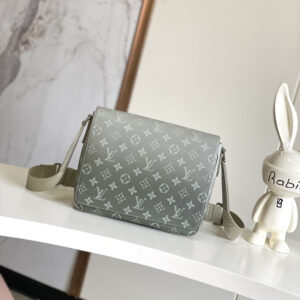 Louis Vuitton District Small Messenger Bag M11593