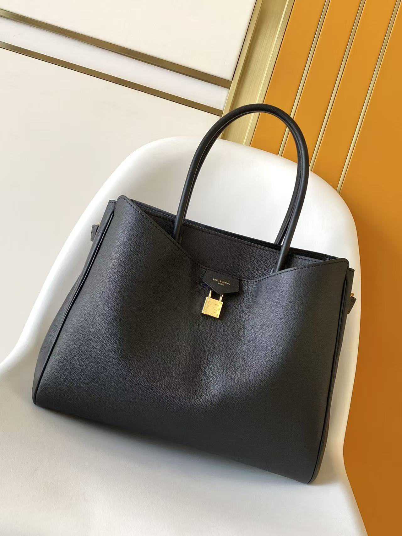 Vendôme Leather Handbag with Adjustable Side Straps
