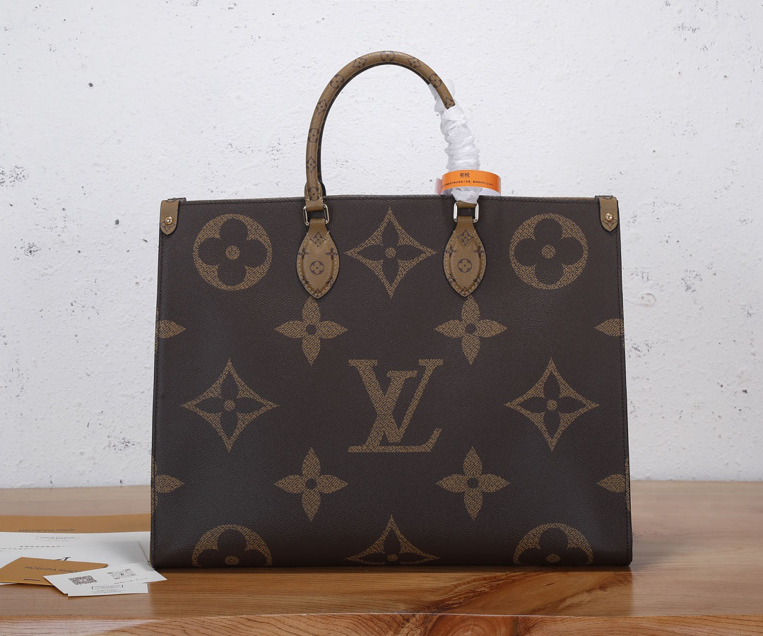 Louis Vuitton Onthego Tote Bag in Monogram Giant Canvas