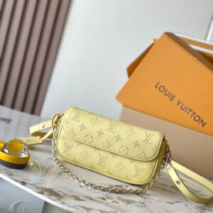 Sac Recoleta Handbag in Pink Perforated Leather